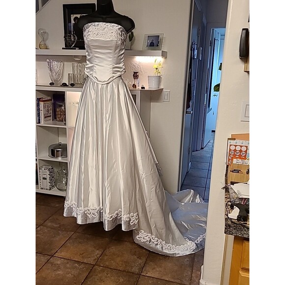 2  Piece Corset Wedding Dress  Size 6 Store Display $1145.00 Tag New Wit… - Picture 8 of 16